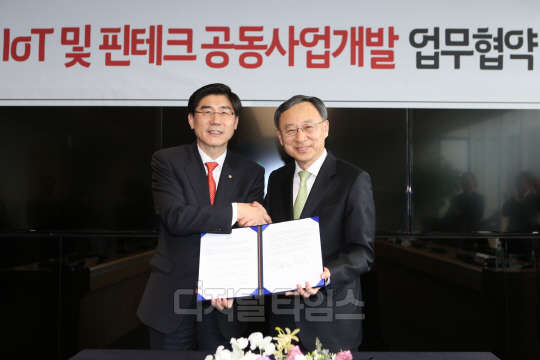 지난 9일 서울 종로구 KT 신사옥에서 이광구 은행장(사진 왼쪽)과 황창규 KT 회장이 '사물인터넷(IoT) 및 핀테크 공동 사업을 위한 업무협약'을 체결한 후 기념촬영을 하고 있다.